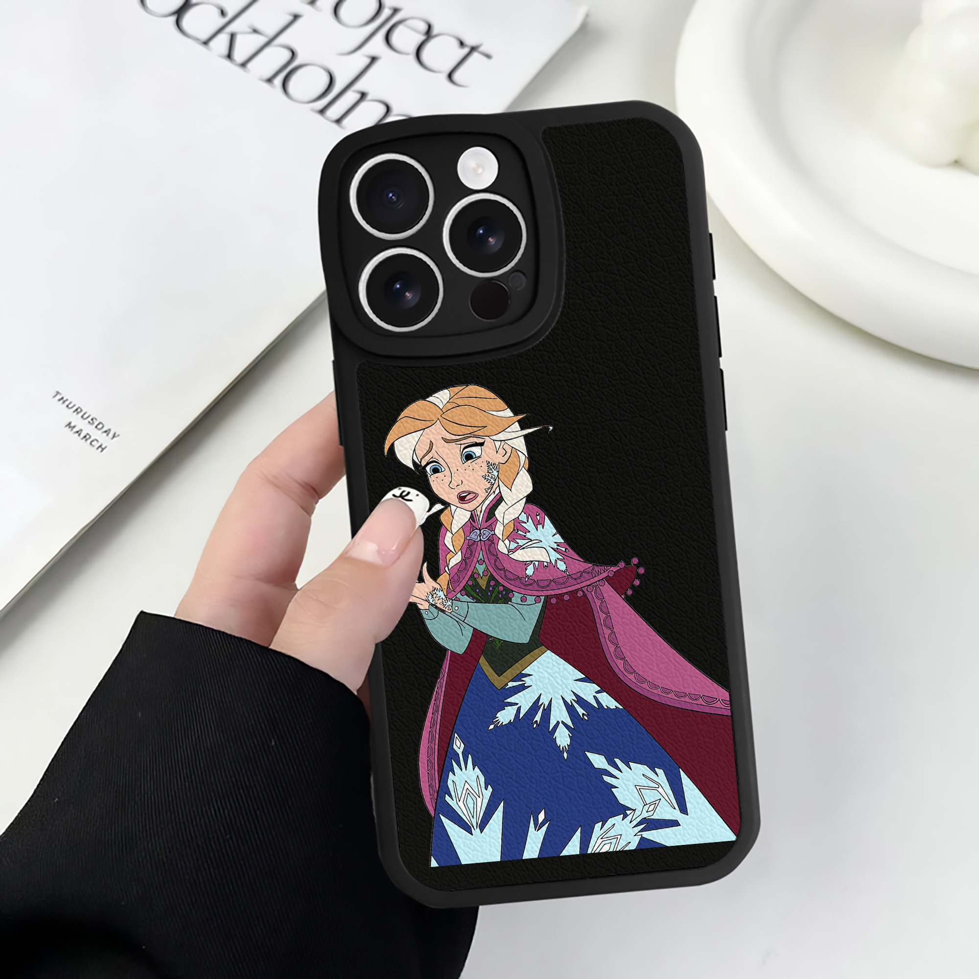 （画像用） アナと雪の女王 アンナ エルサ Frozen Anna Elsa 【iPhone 16シリーズ対応】シリコンスマホケース（レザー調） 材質：シリコン